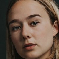 Alba August Meztelen