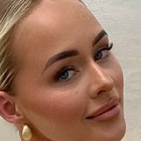 Allie Auton Meztelen