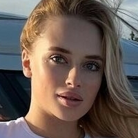 Blondinka Angelina Meztelen