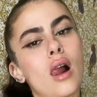 Charlieshe Meztelen