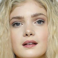 Elena Kampouris Meztelen