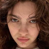 Emily Carey Meztelen