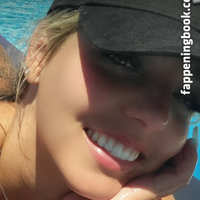 Larissa Lou Meztelen