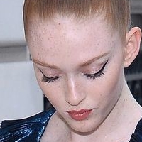 Larsen Thompson Meztelen