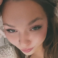 Lucy Lacht Meztelen