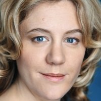 Nora König Meztelen